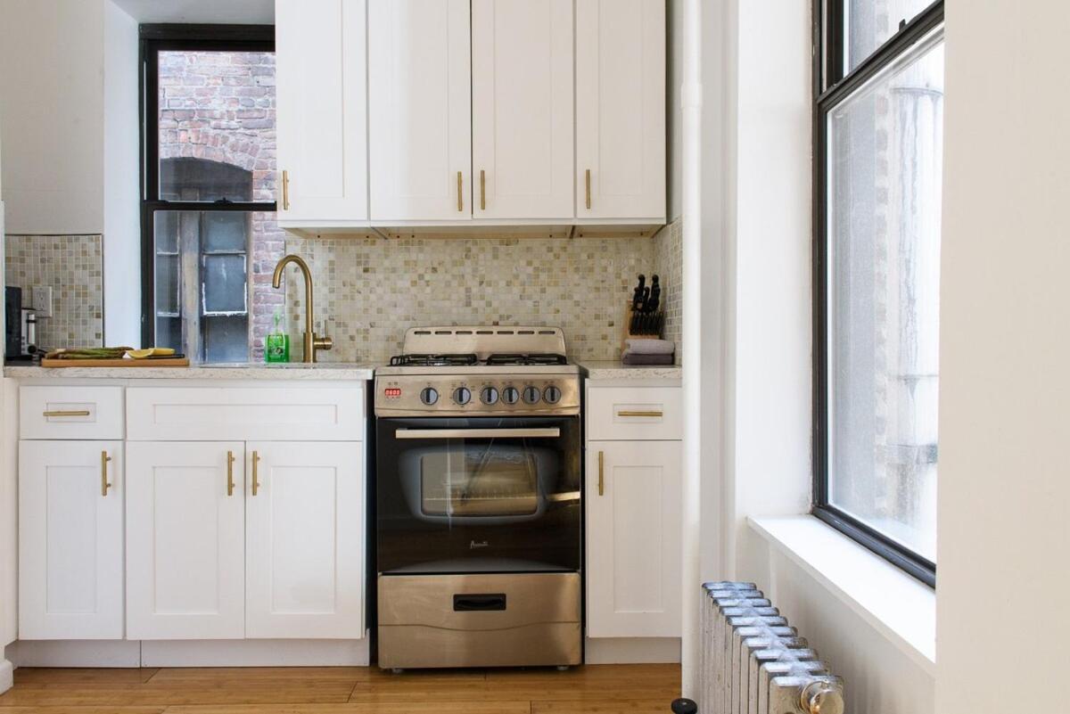 428-4r Prime Midtown Large 2 Bedroom Newly Furnished Apartment