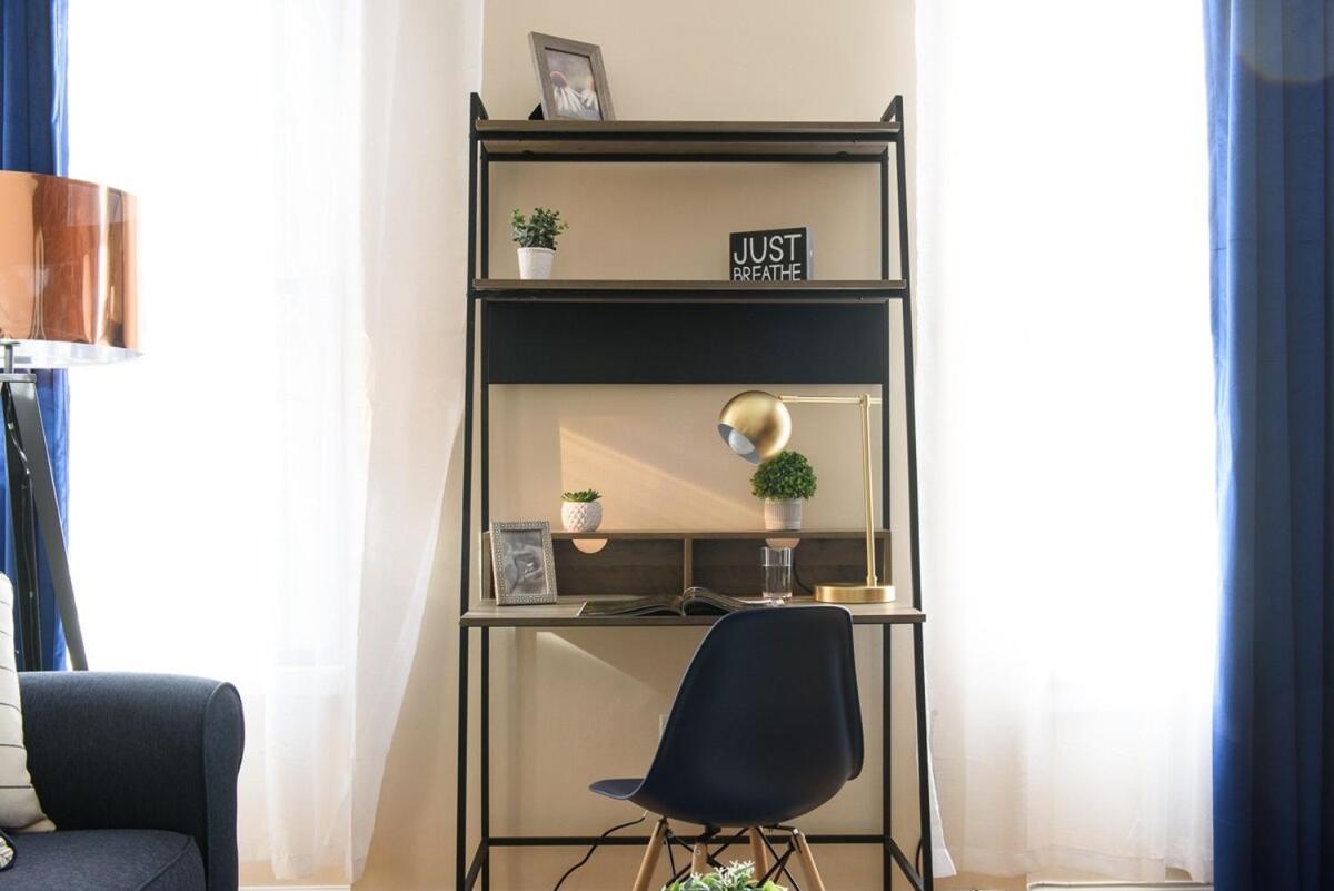 428-4r Prime Midtown Large 2 Bedroom Newly Furnished Apartment *