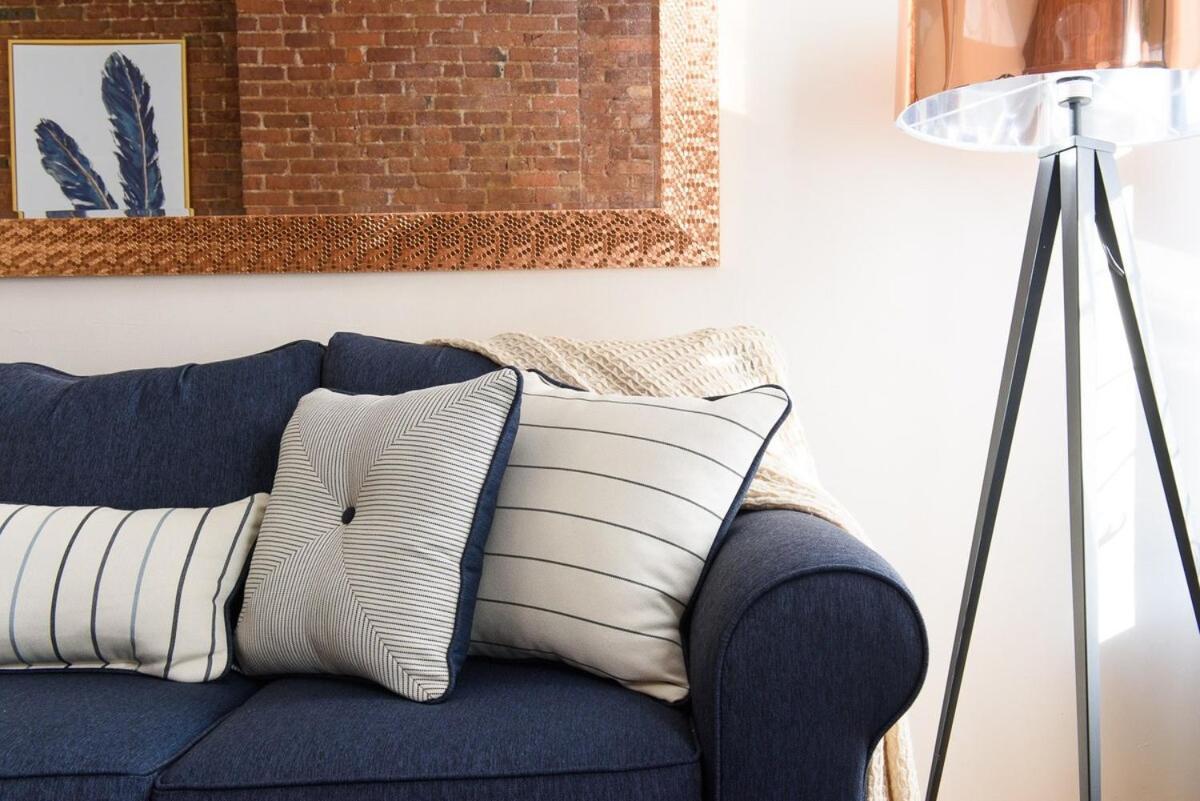 Apartment 428-4r Prime Midtown Large 2 Bedroom Newly Furnished *