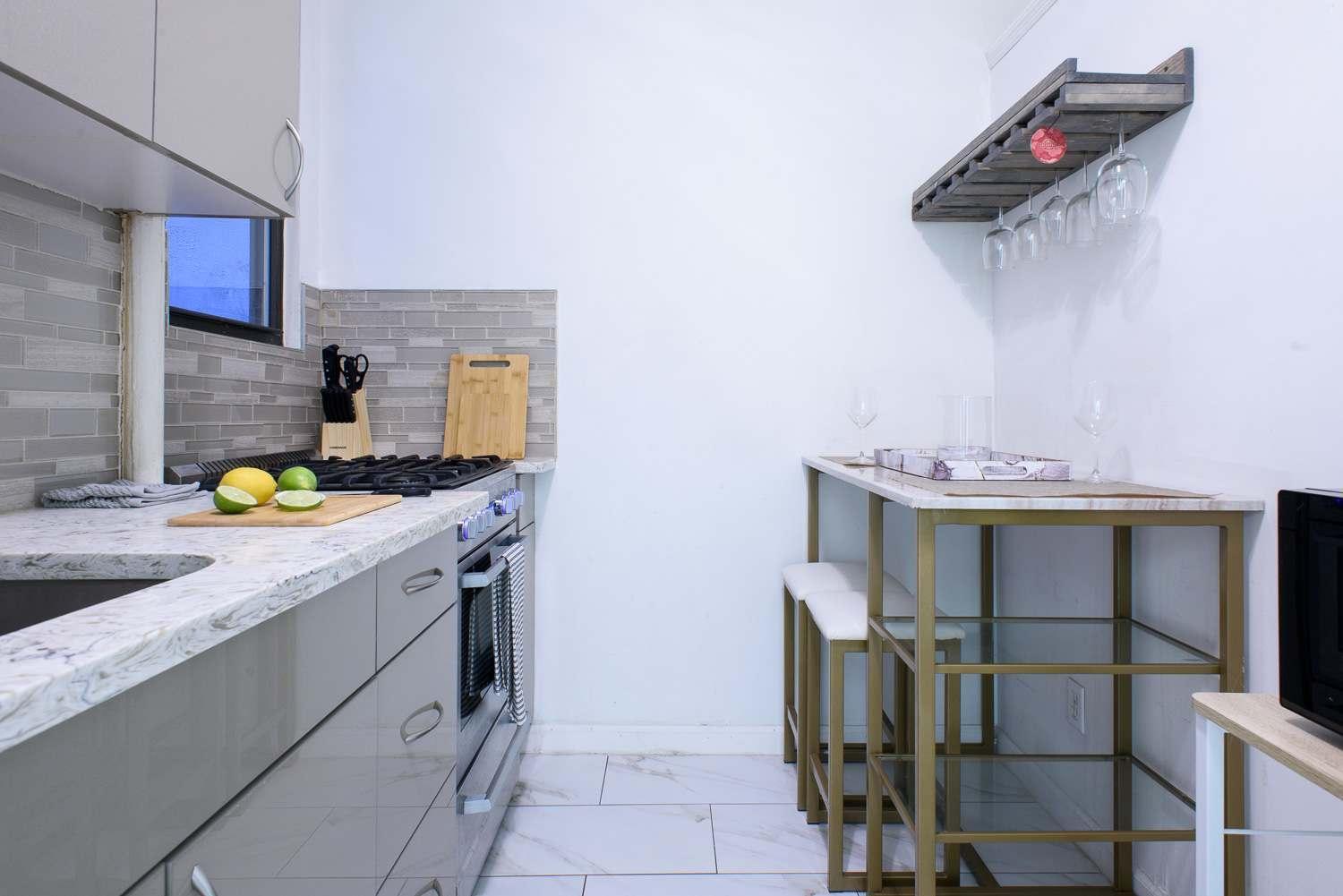 428-2w Newly Furnished Prime Location 2br Sleeps 5 *