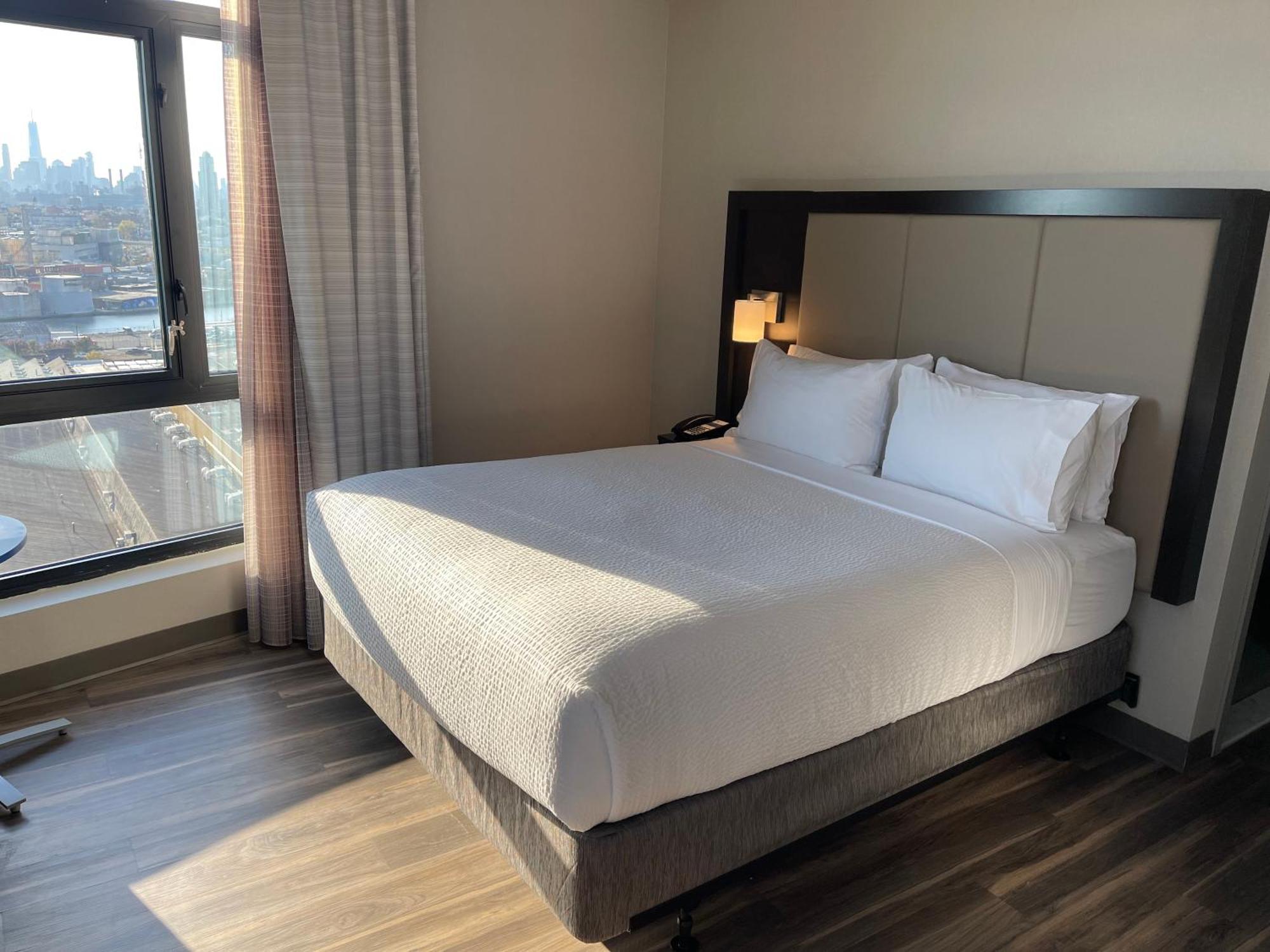 Express Long Island E - By Ihg