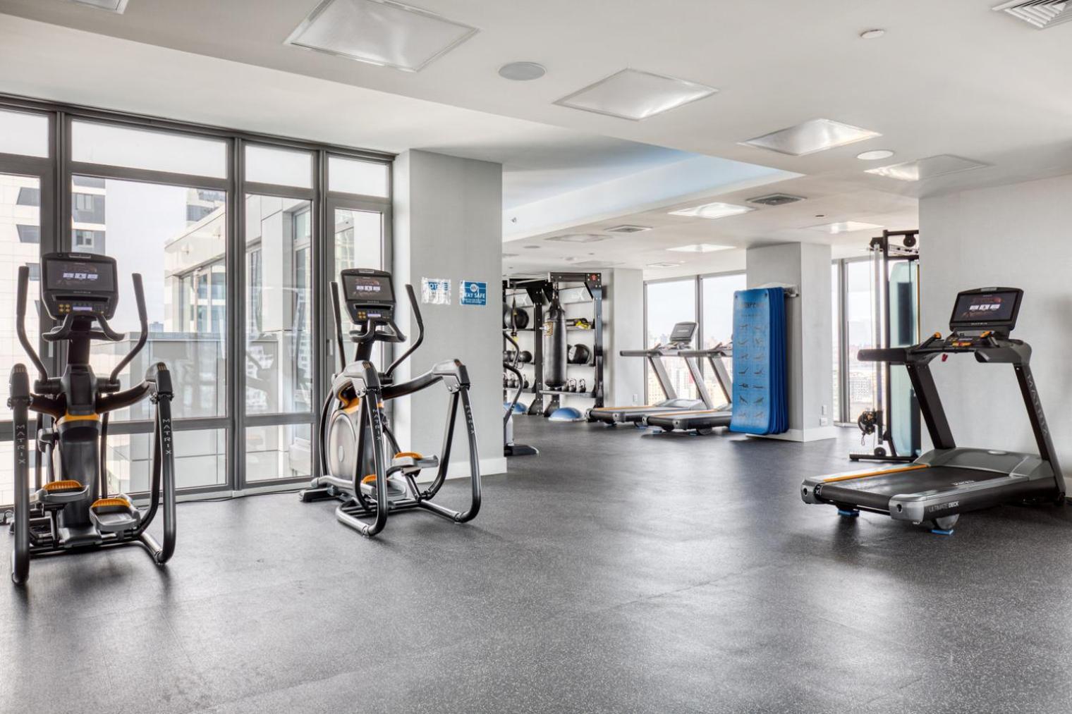 Lic 2br W Gym Dm Elevator Private Balcony Nyc-769 *