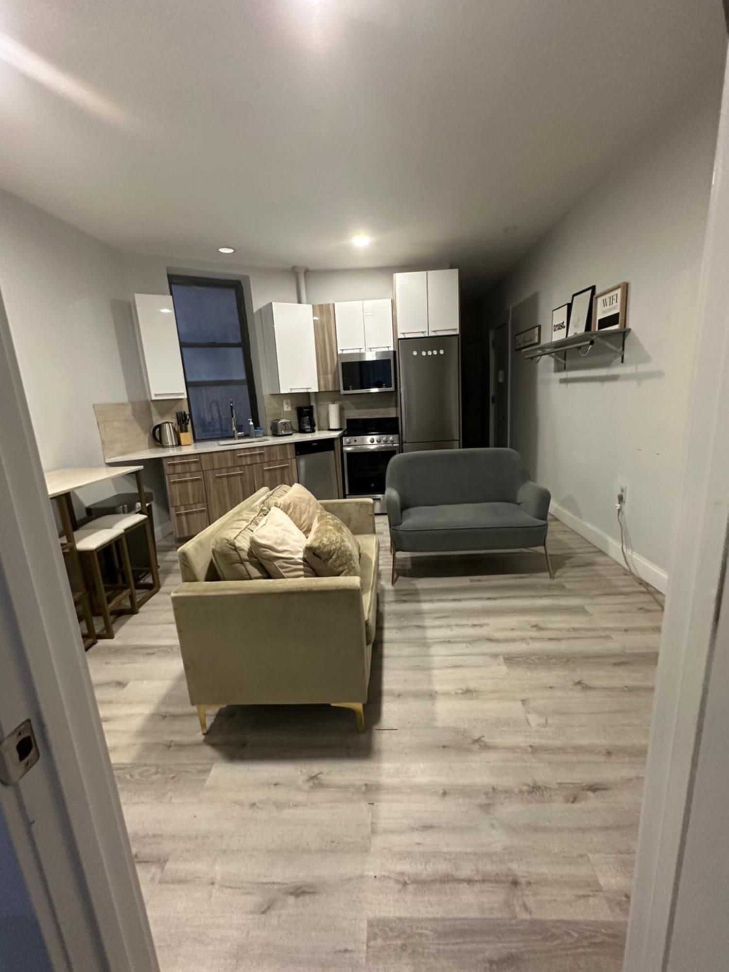 Apartment Adam Clayton