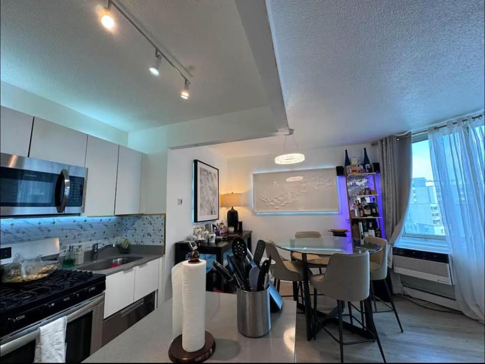 New Chic & Cozy 1bd Near East River, Minutes From Park Nova York