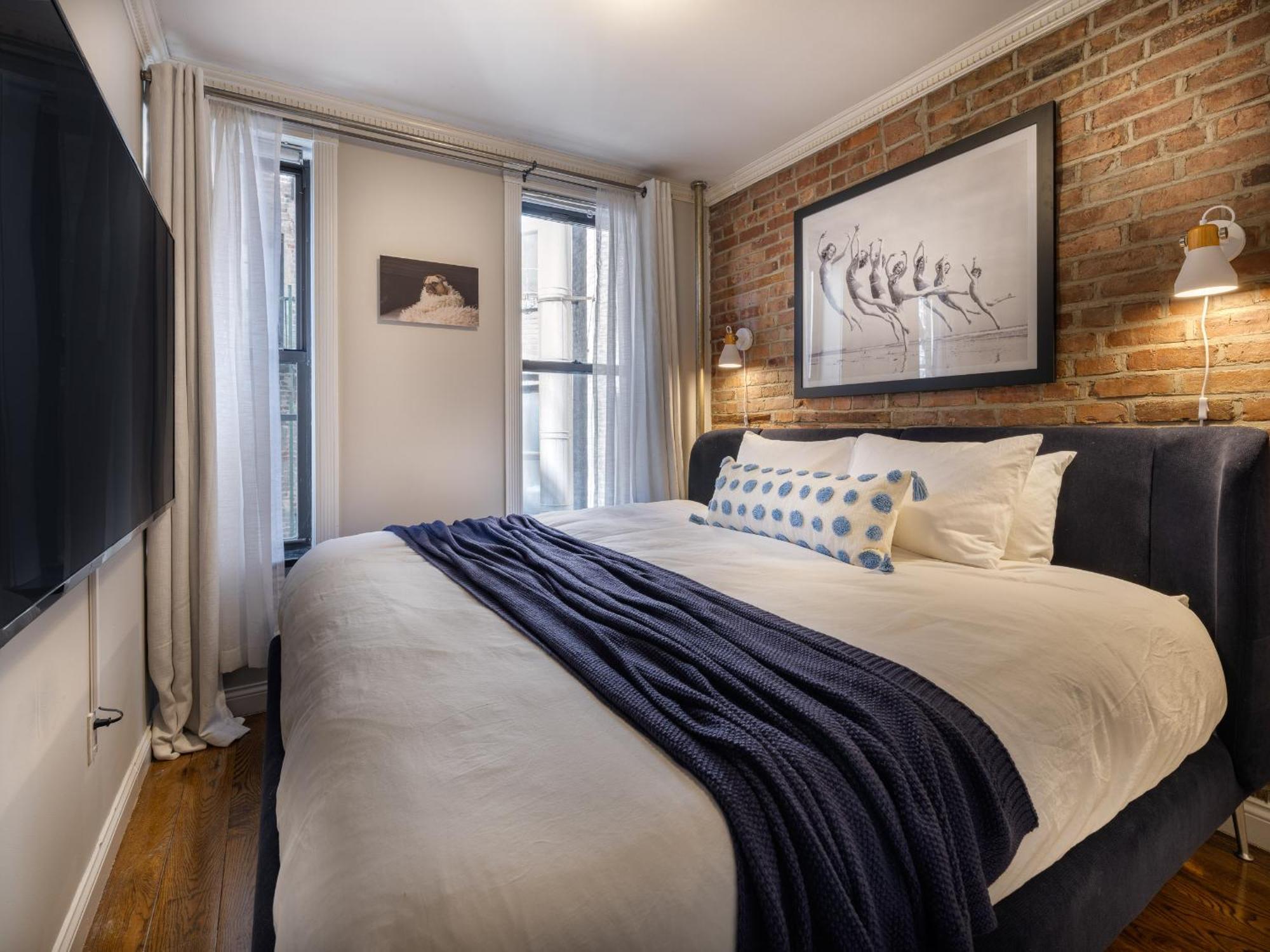 Three Bedroom On Little Italy Mulberry Street Apartment *