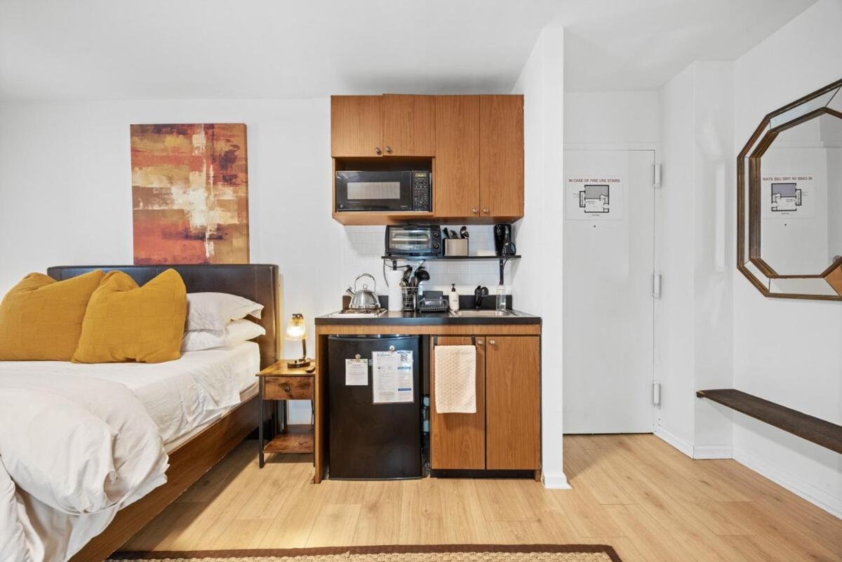 Great Location In Times Square Near Subway Apartment