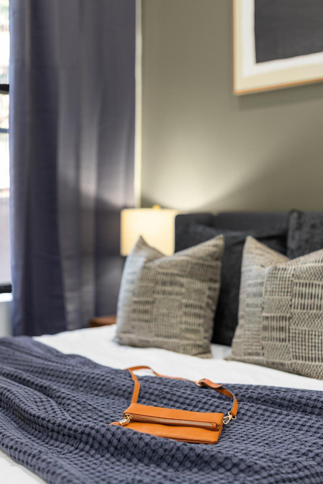 Stylish 3br Designer In Harlem With Parking Apartment New York