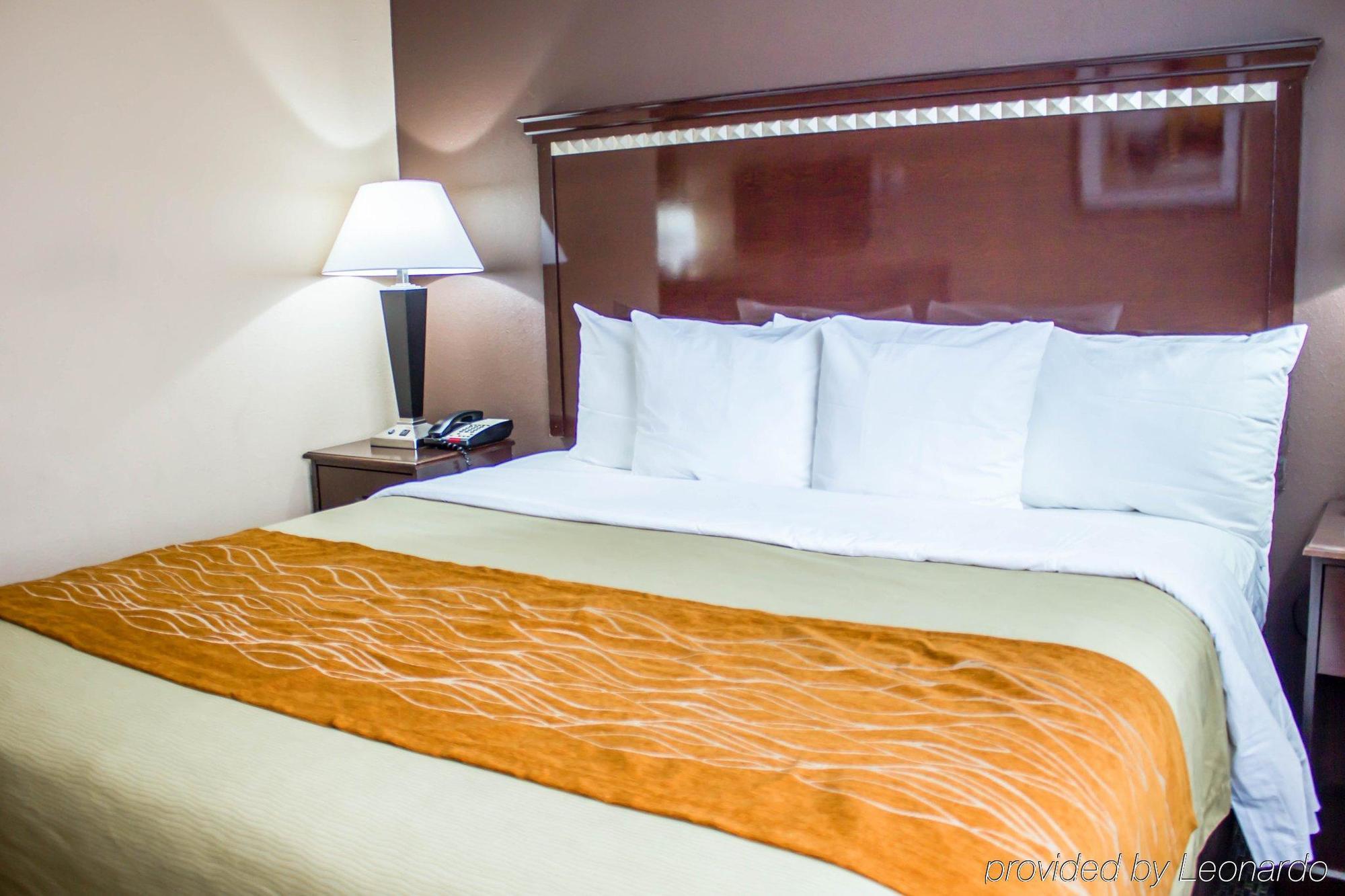 Travelodge By Wyndham Queens Hotel
