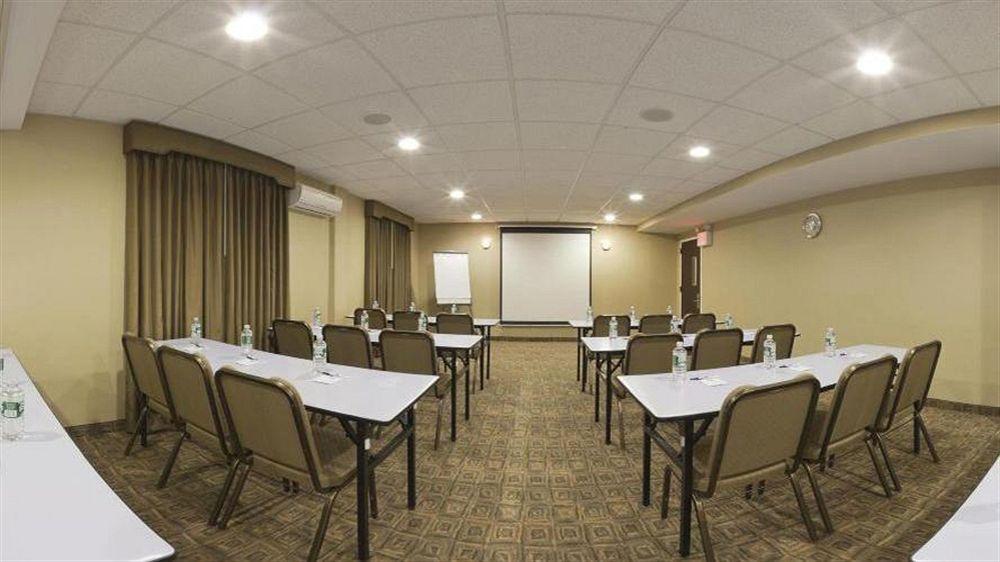 Express Staten Island West Hotel 3*