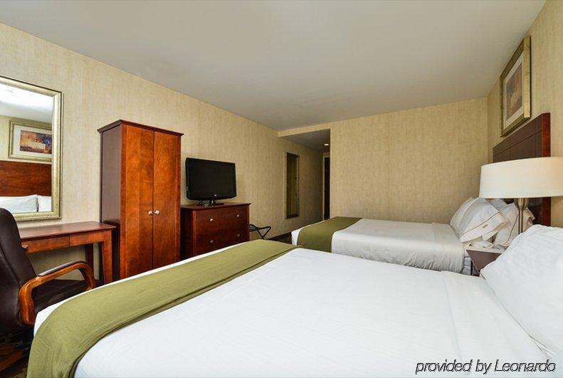 Express Staten Island West 3*