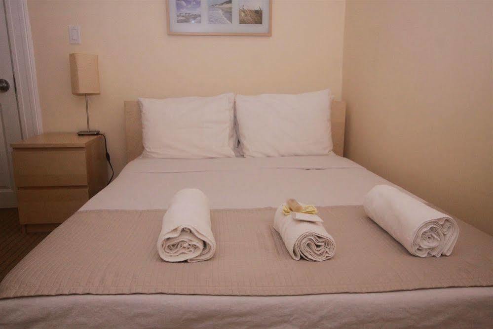 Hotel Room945