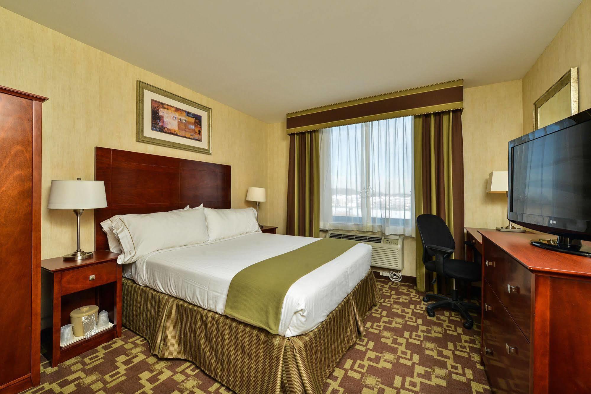 Express Staten Island West 3*