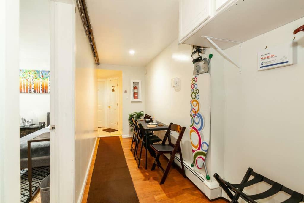 Elegant 2 Bedroom W Modern Amenities Apartment