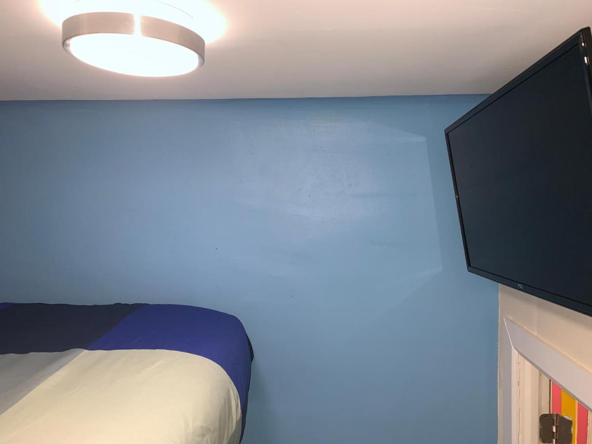 Private In A Shared 15 Minutes To Times Square! Homestay *