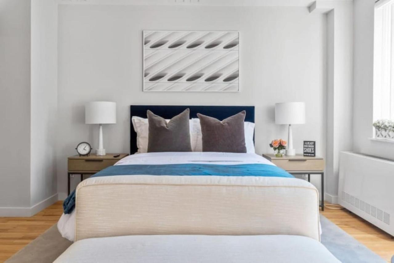 Luxe Studio With Charming Juliet Balcony Apartamento