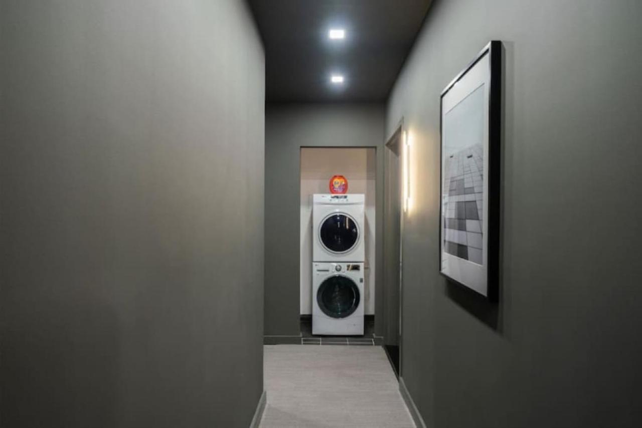 Apartamento Luxe Studio With Charming Juliet Balcony