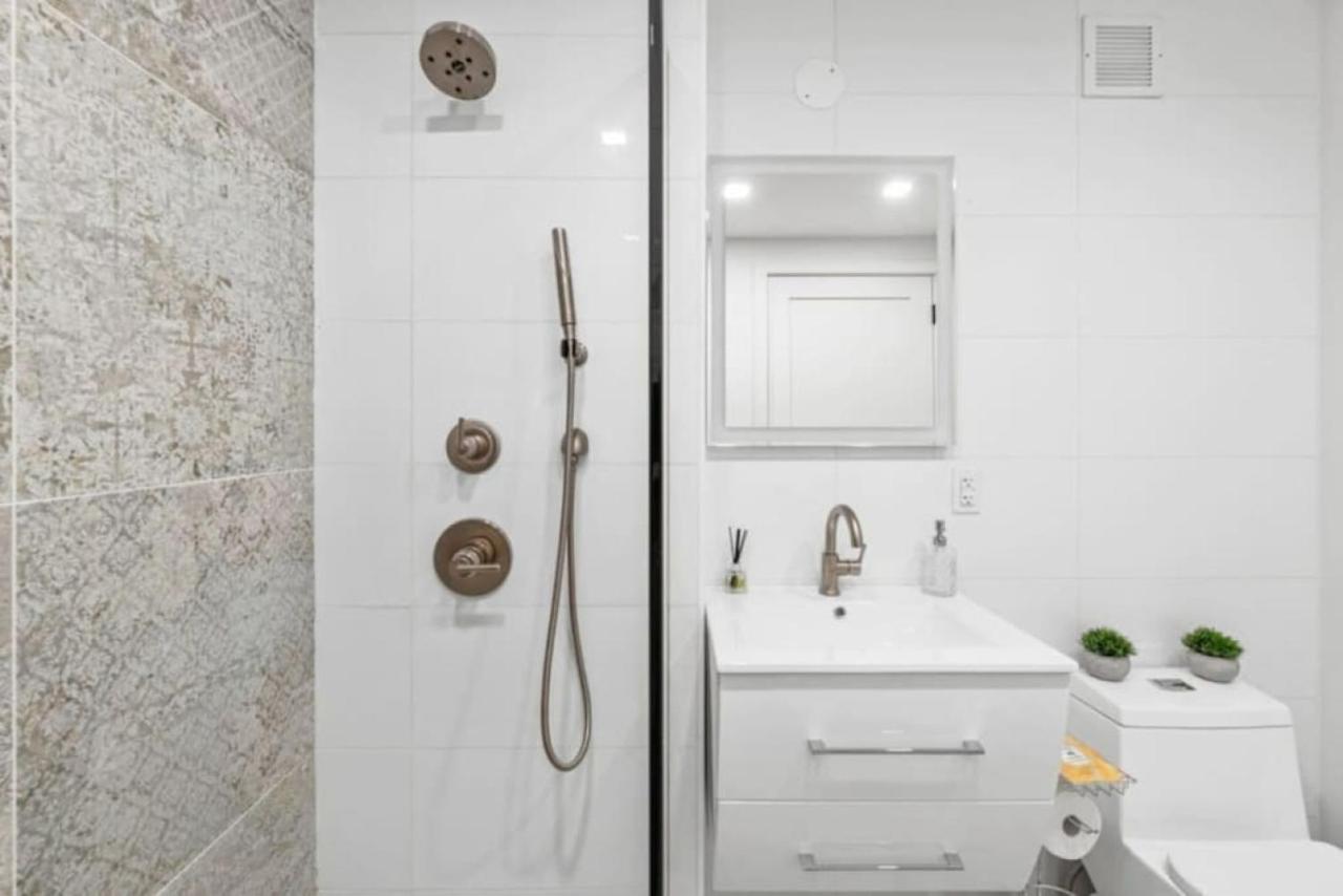 Apartamento Luxe Studio With Charming Juliet Balcony Nova York