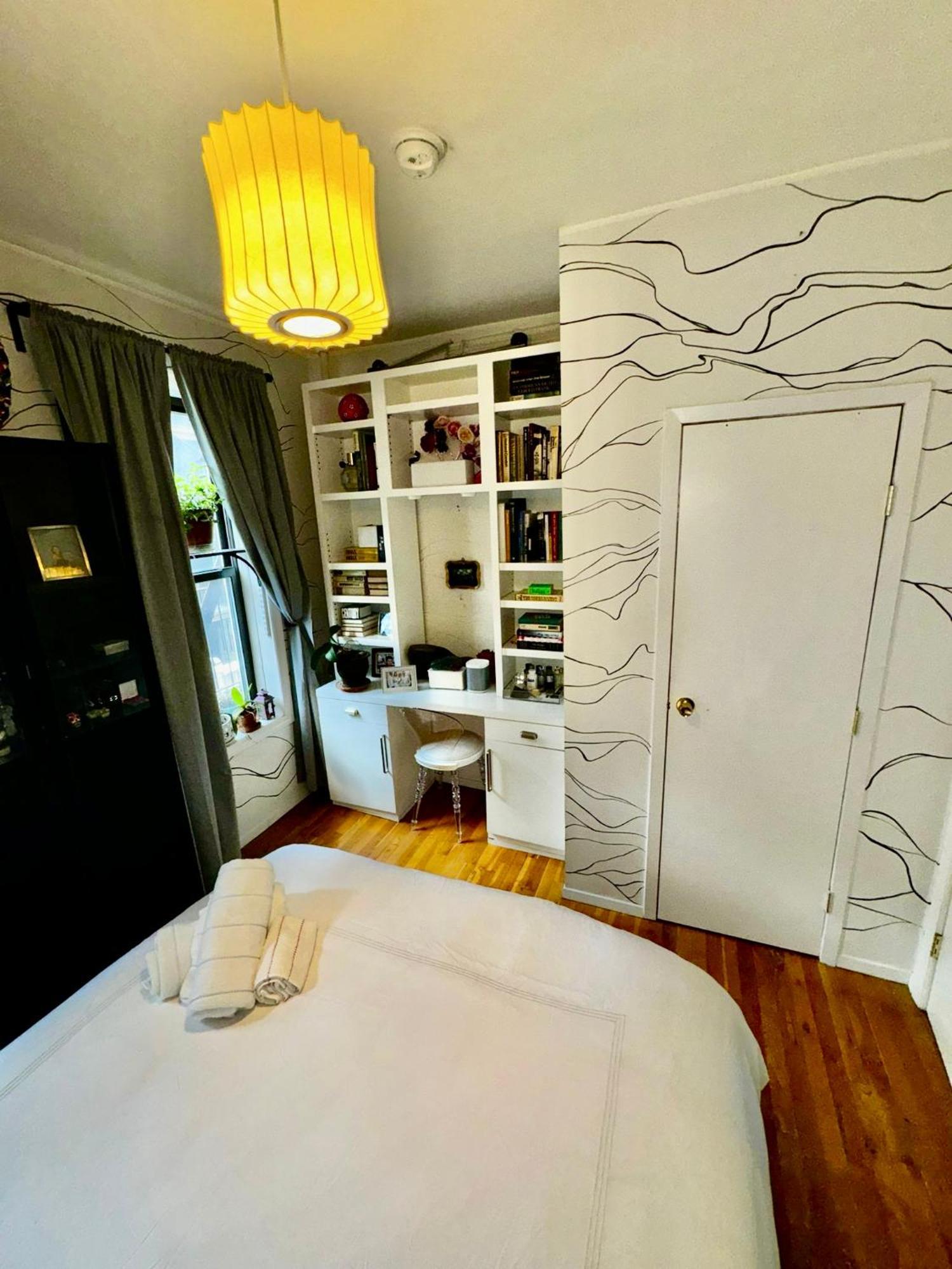 Amazing Ground Floor 2 Bedrooms In Nyc Subway Crossing The Street And One Station To Manhattan *