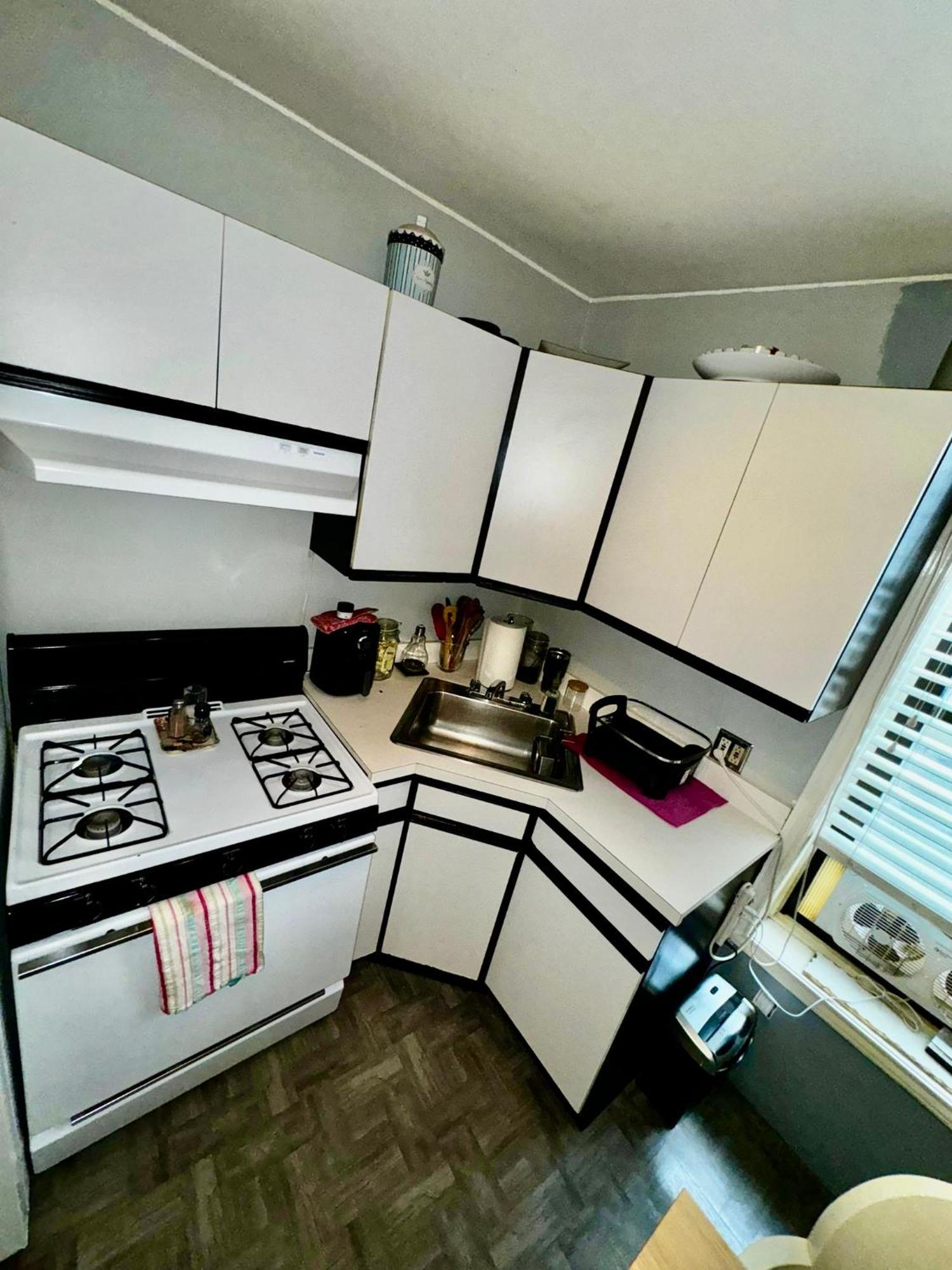 Amazing Ground Floor 2 Bedrooms In Nyc Subway Crossing The Street And One Station To Manhattan