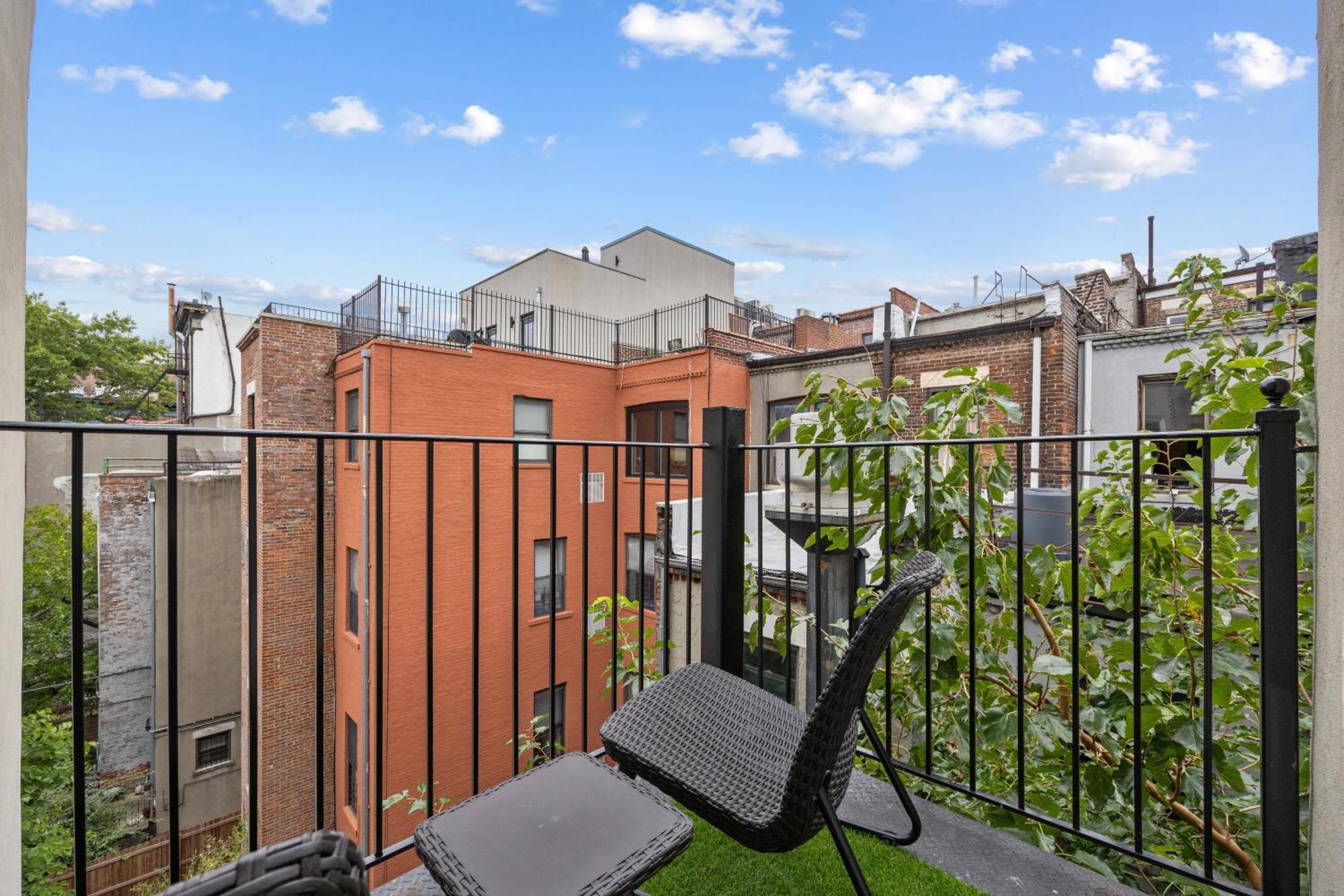 Casa de férias Artful 3 Bdr And Private Patio Near Subway And Stadium At 