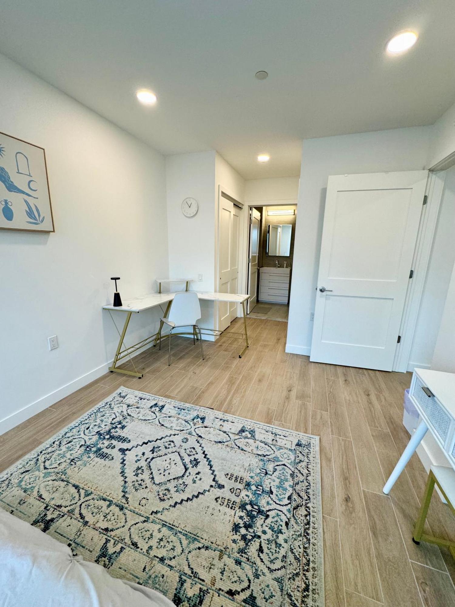 Near Manhattan Spacious Stunning New Modern Penthouse 3-bedroom Apartment