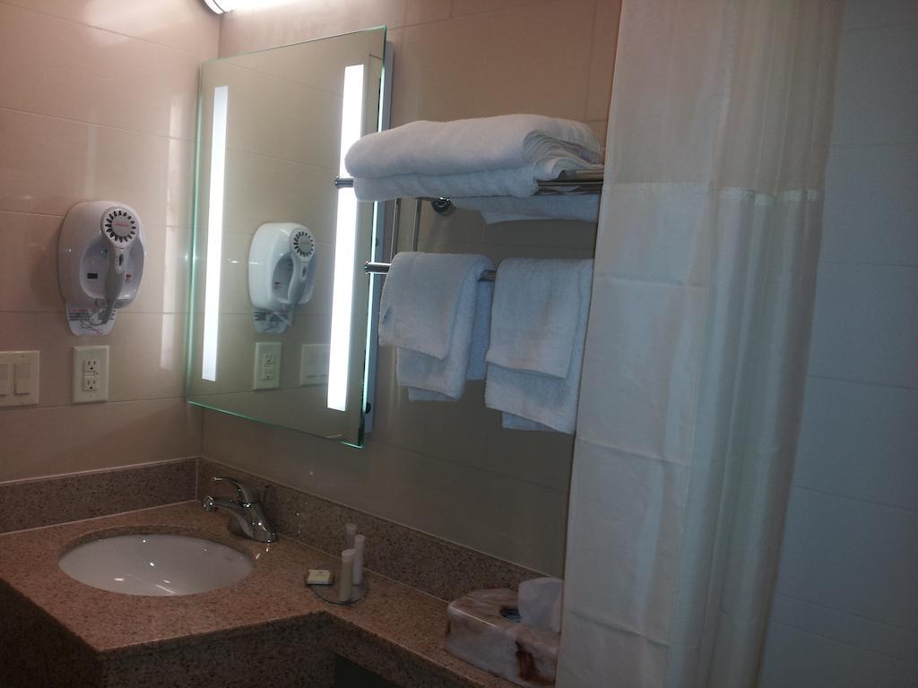 Howard Johnson By Wyndham Jamaica Ny Near Airtrain Jfk Nova York
