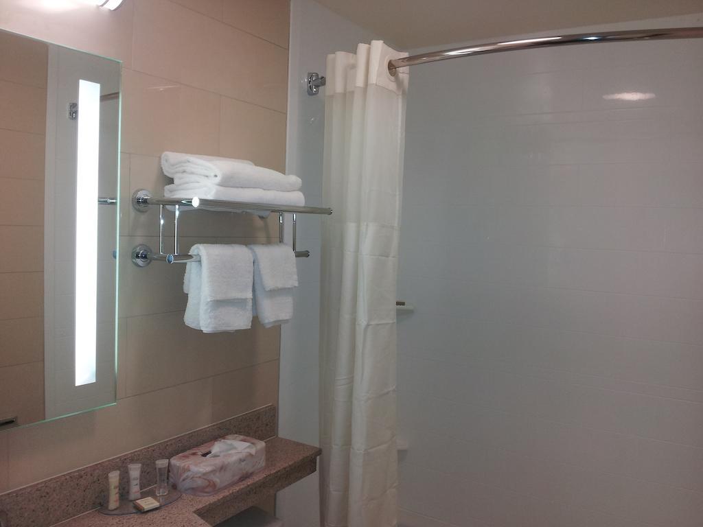 Howard Johnson By Wyndham Jamaica Ny Near Airtrain Jfk Nova York