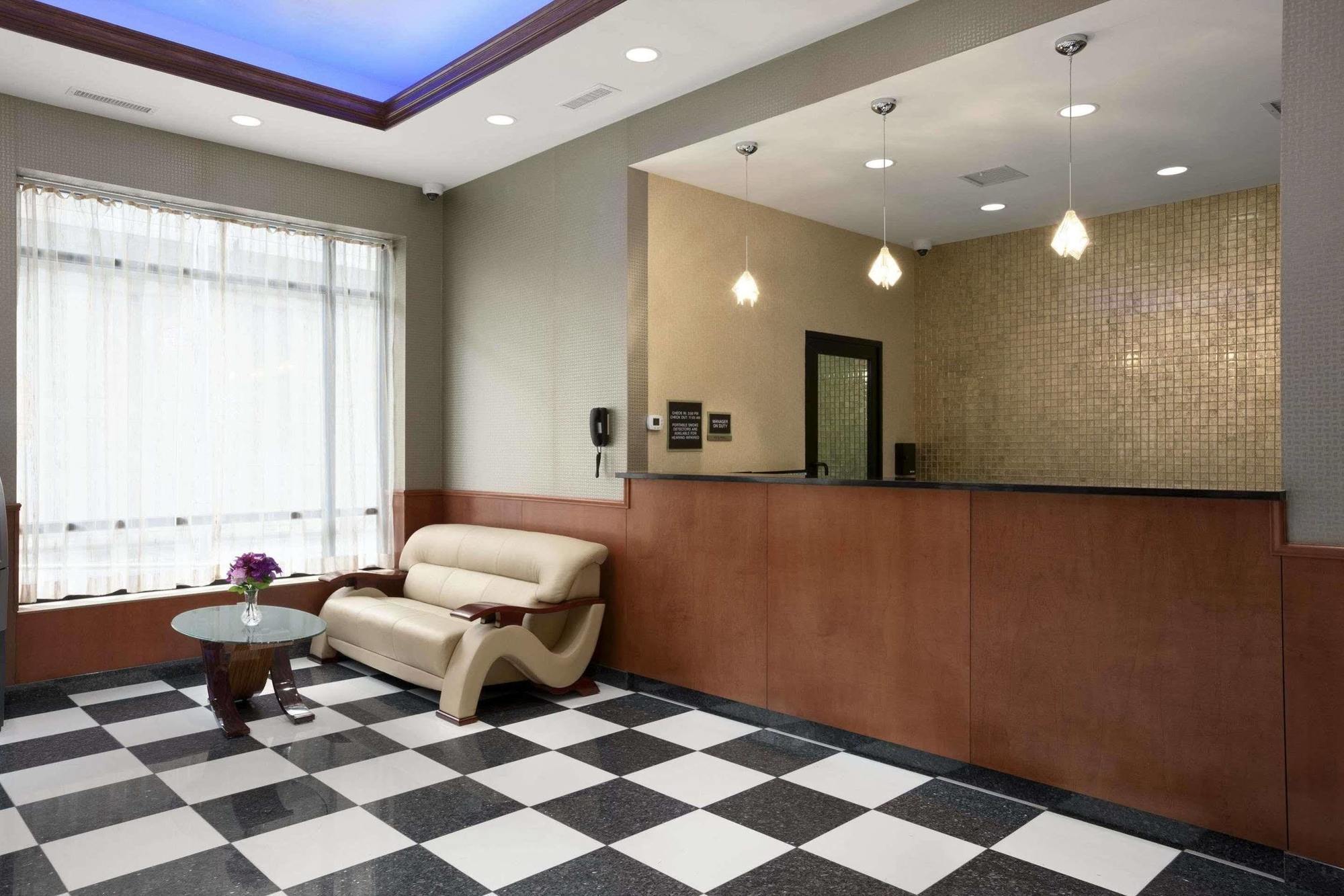 Hotel Howard Johnson By Wyndham Jamaica Ny Near Airtrain Jfk Nova York