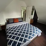 Private Loft 5 Min Away From Lga