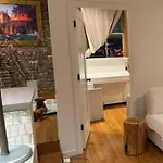 Tribecca Modern Brickwal 3Br 2Ba