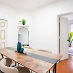 454-3E Prime Location 1Br Newly Furnished