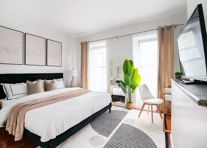 454-3E Prime Location 1Br Newly Furnished