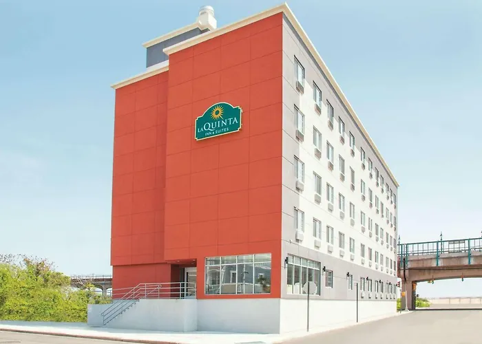 La Quinta Inn & Suites Far Rockaway - Beach Hotel