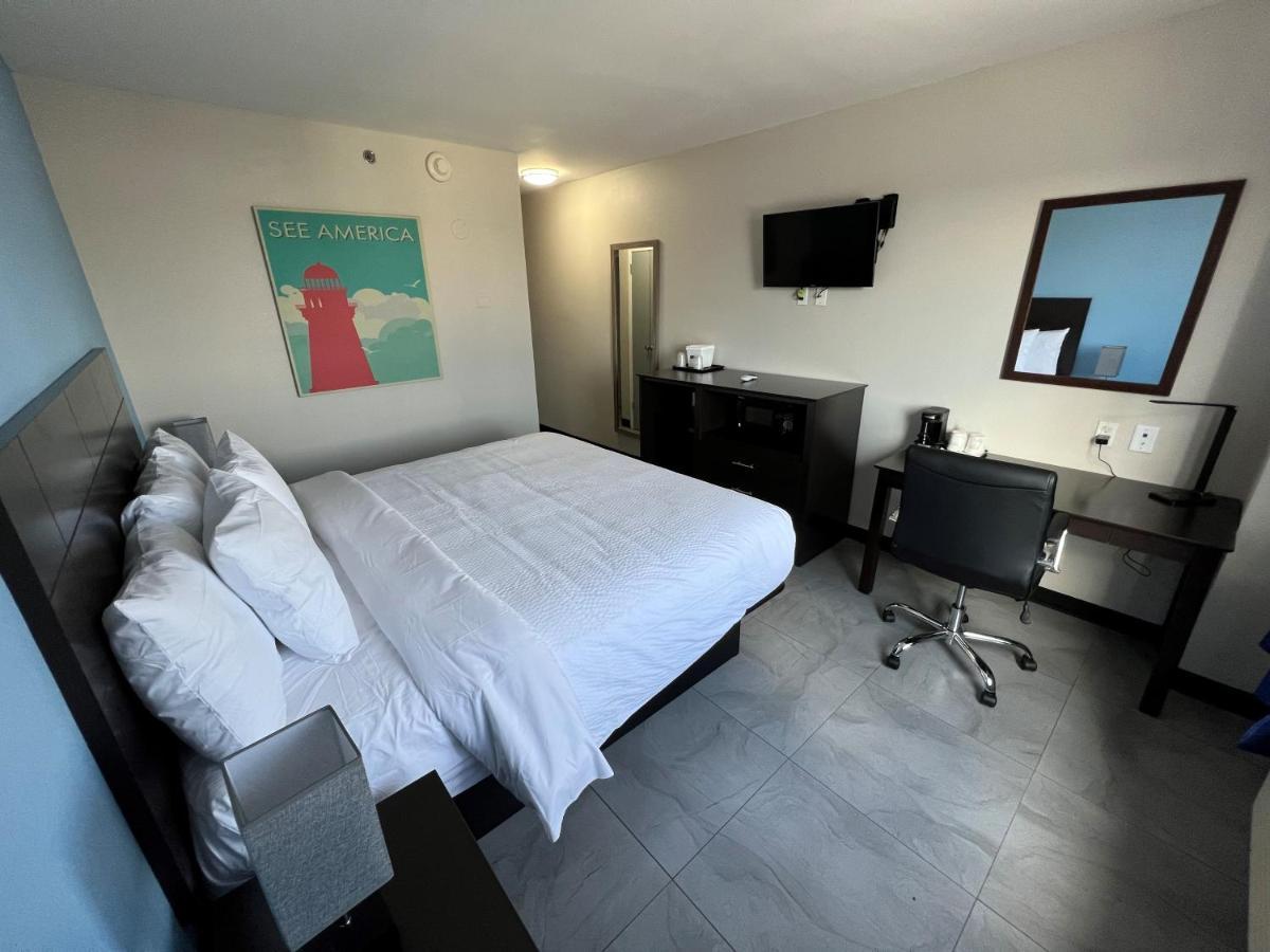 Travelodge By Wyndham Queens Hotel