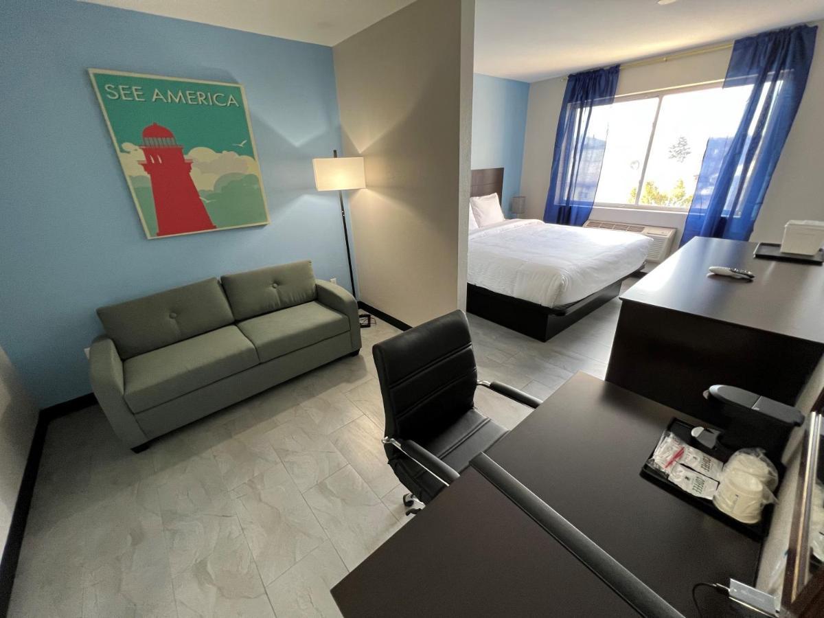Travelodge By Wyndham Queens Hotel