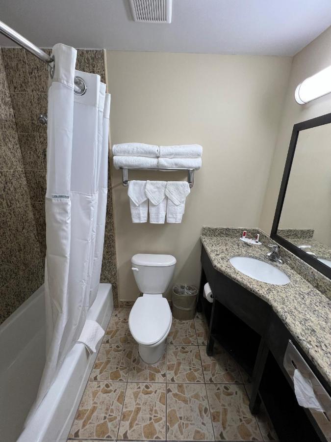 Travelodge By Wyndham Queens 3*