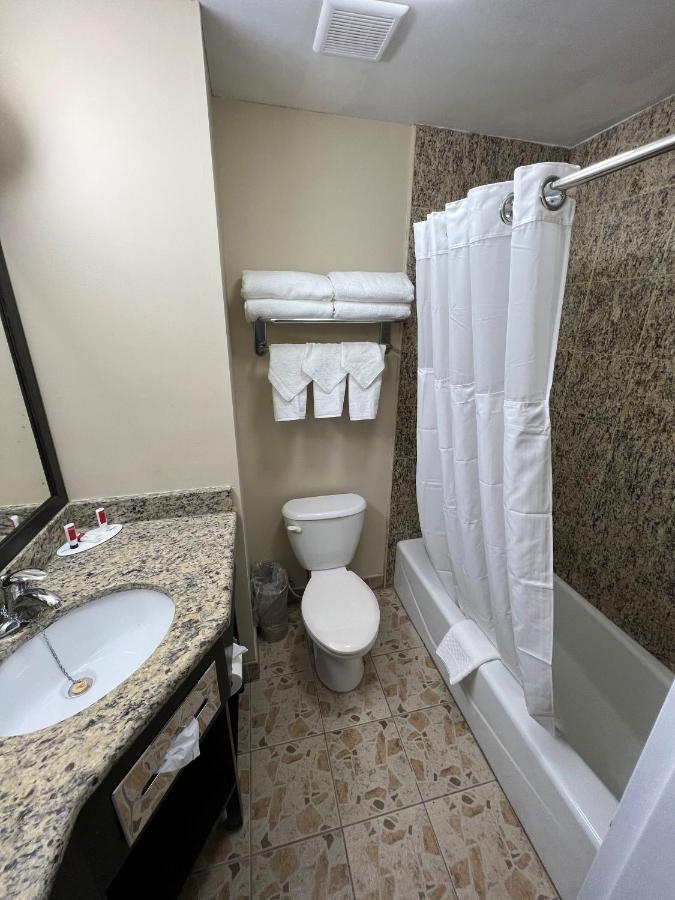 Travelodge By Wyndham Queens Hotel