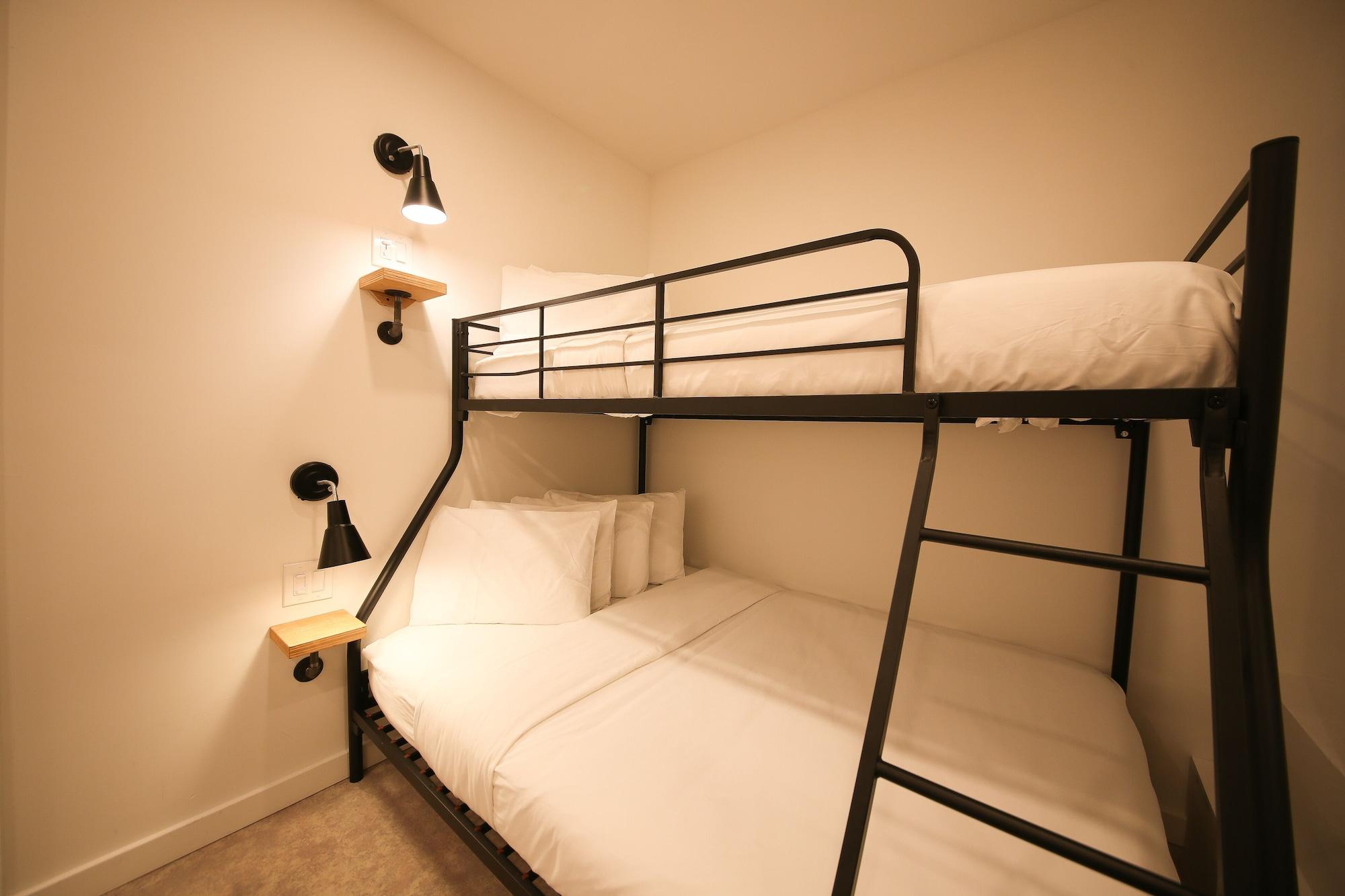 Doxie Hotel 2*