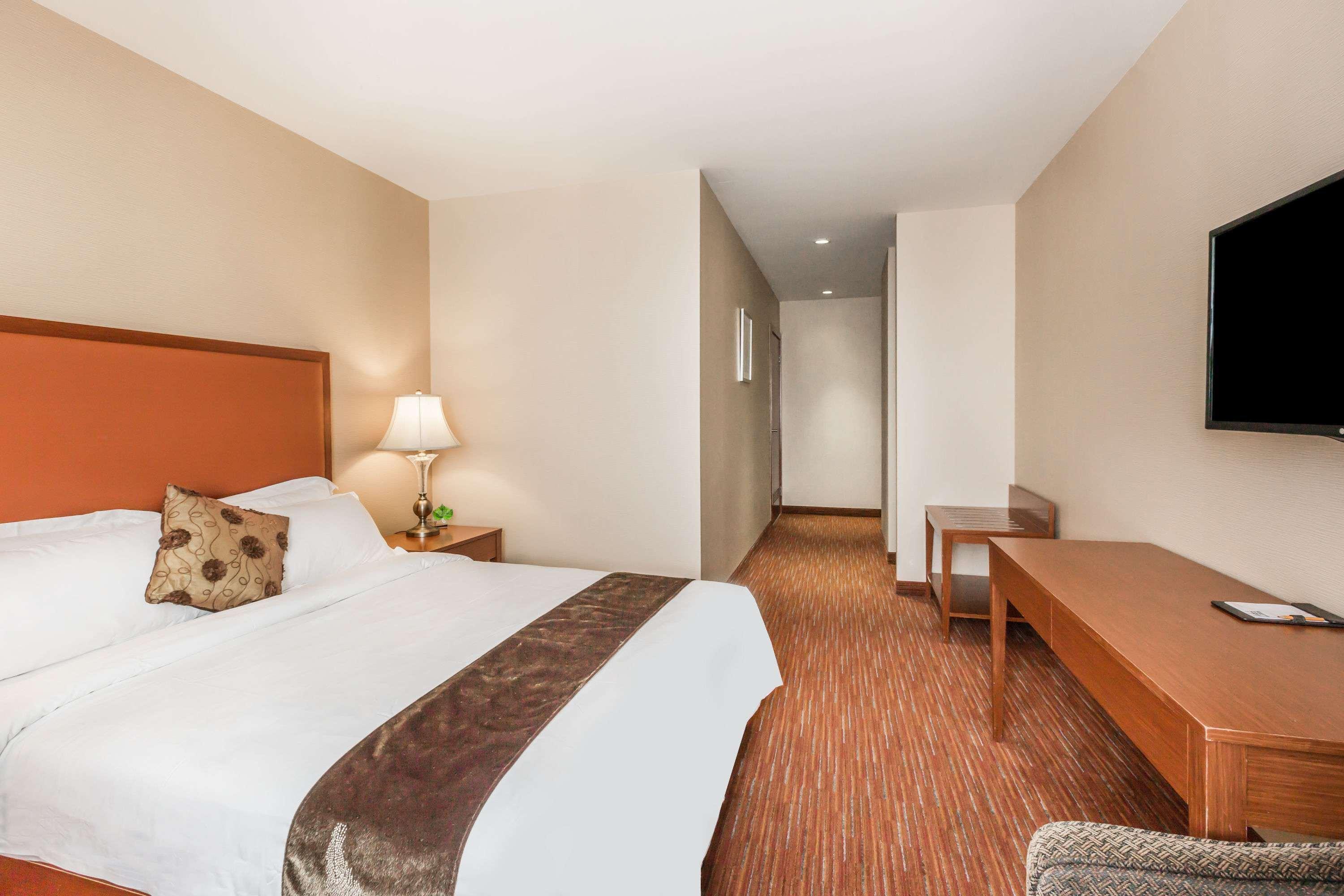 Ramada By Wyndham Flushing Queens Hotel