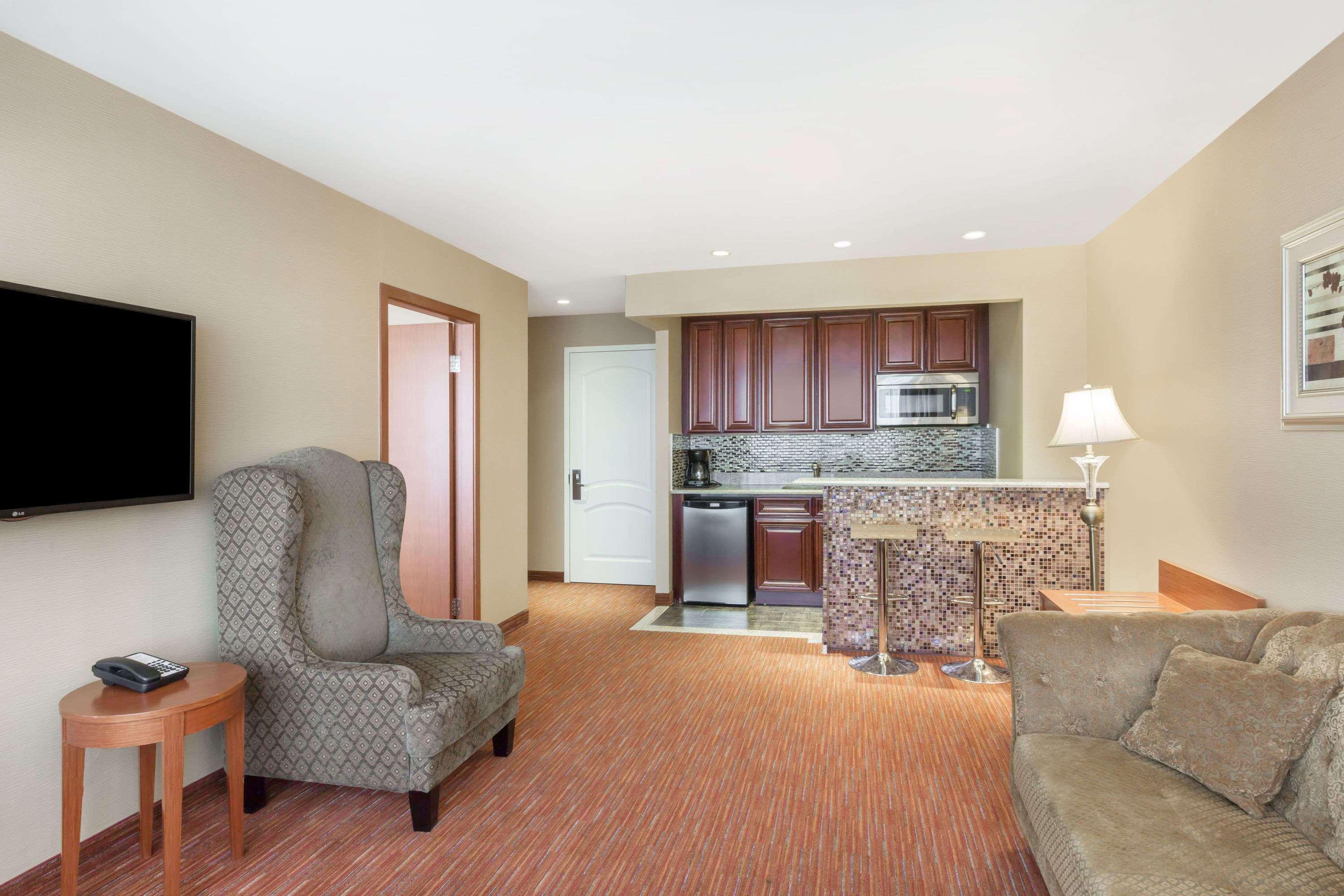 Hotel Ramada By Wyndham Flushing Queens 3*