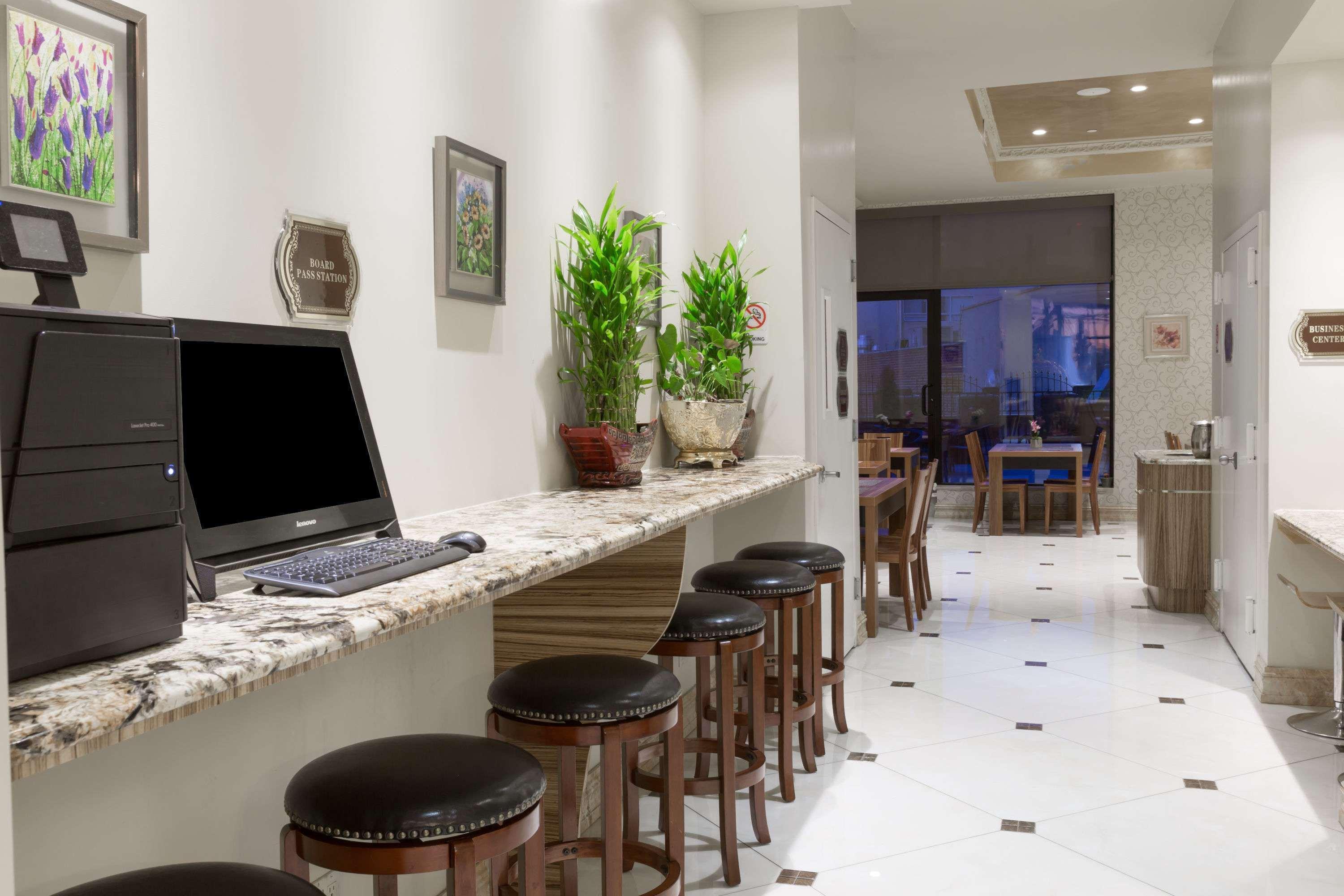 Ramada By Wyndham Flushing Queens Hotel
