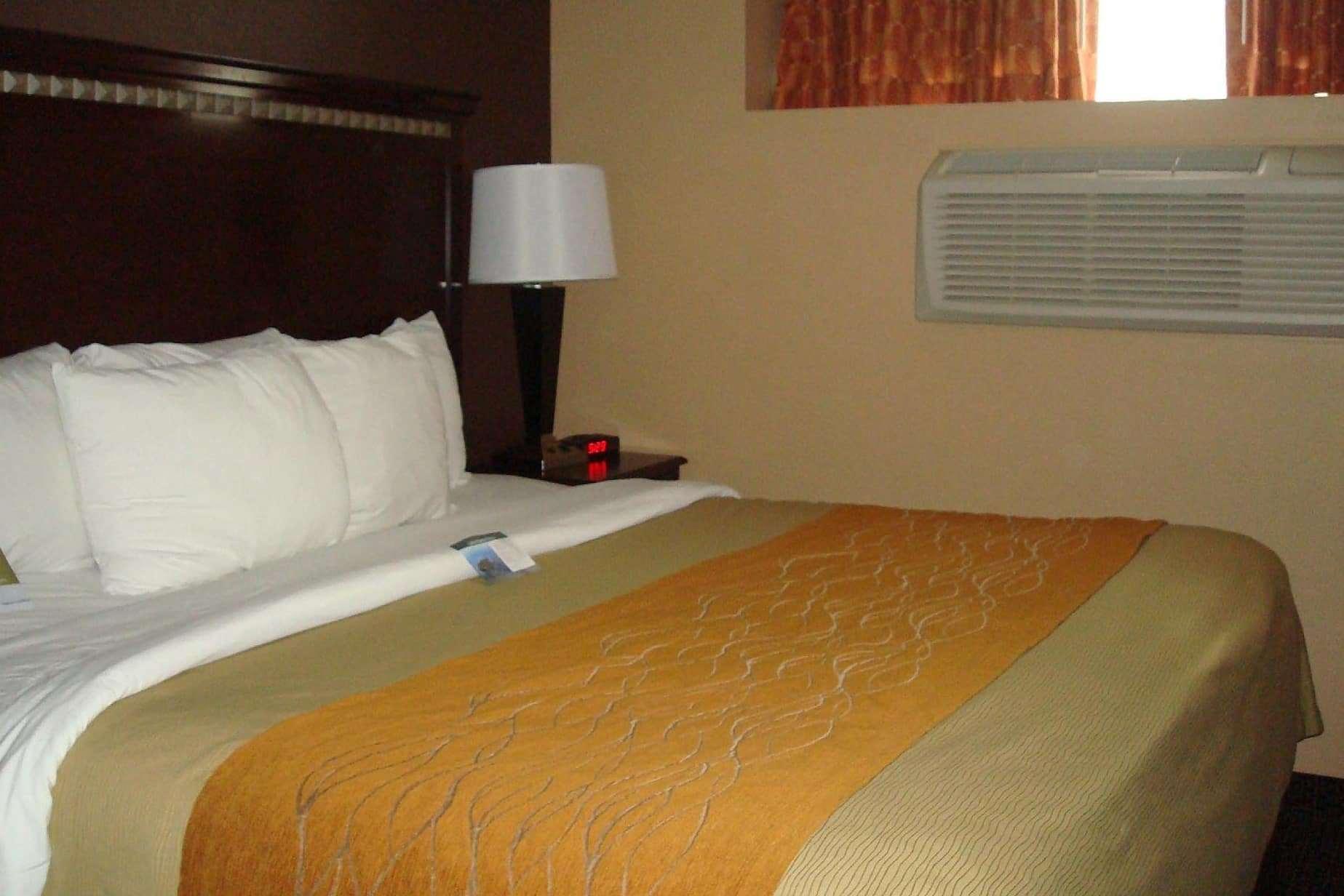 Travelodge By Wyndham Queens Hotel
