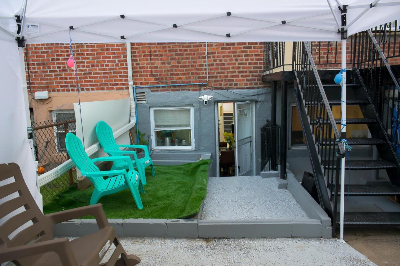 One-bed-that-will-hold-a-family-of-two-people Homestay New York