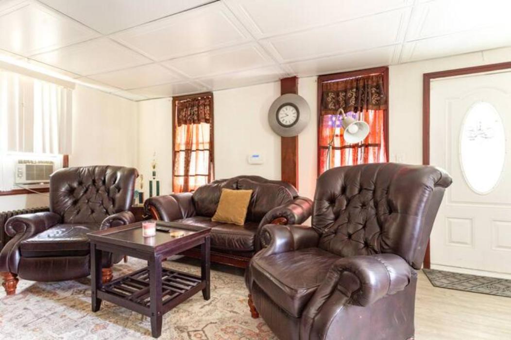 Hospedagem domiciliar Cozzy With Private Entrance And Drive Way