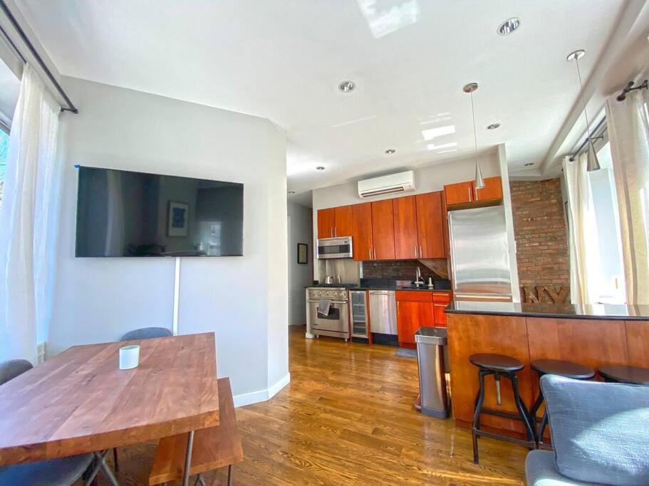 Gorgeous Three Bedroom West Village Townhouse Nova York