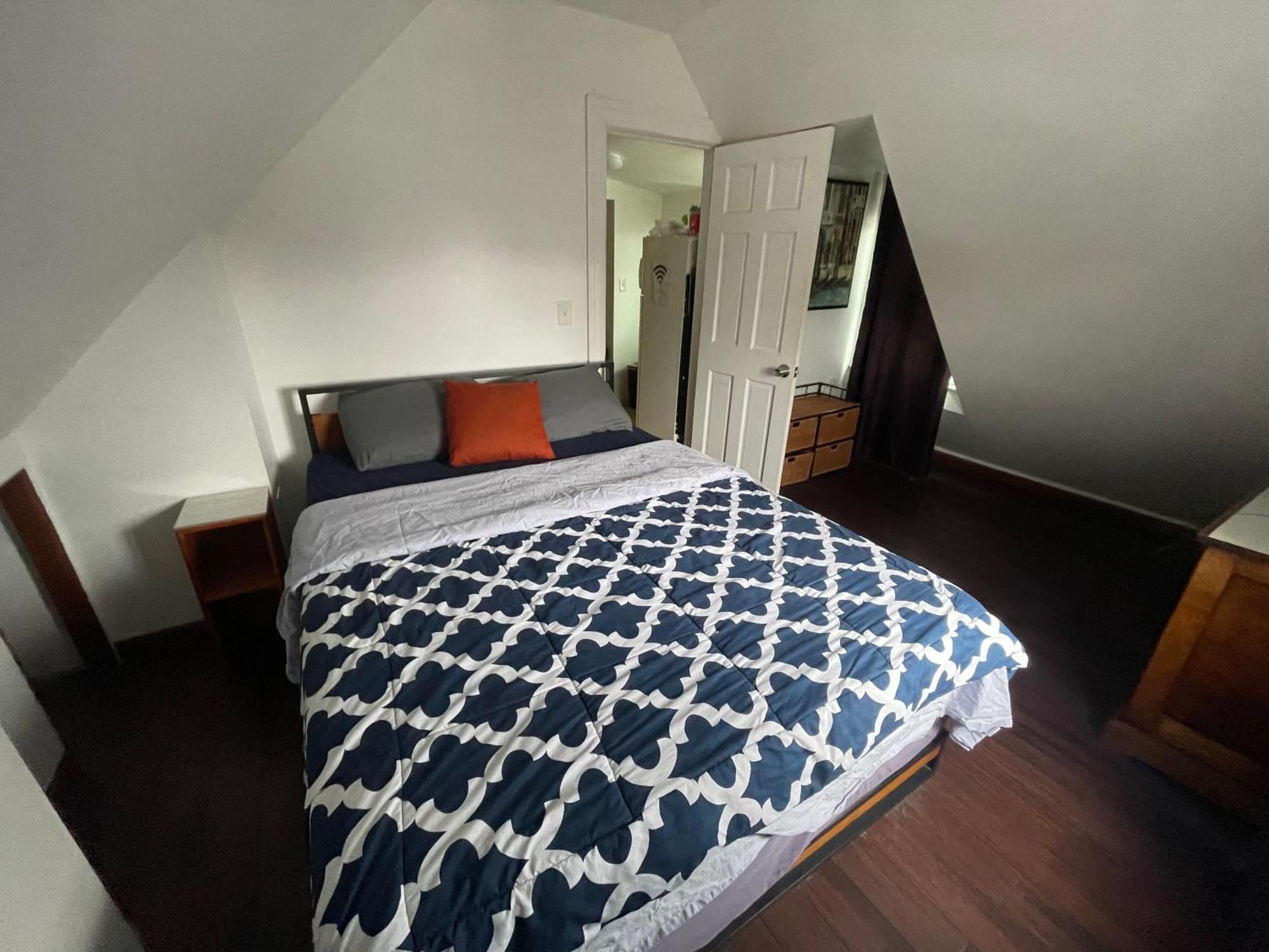 Private Loft 5 Min Away From Lga