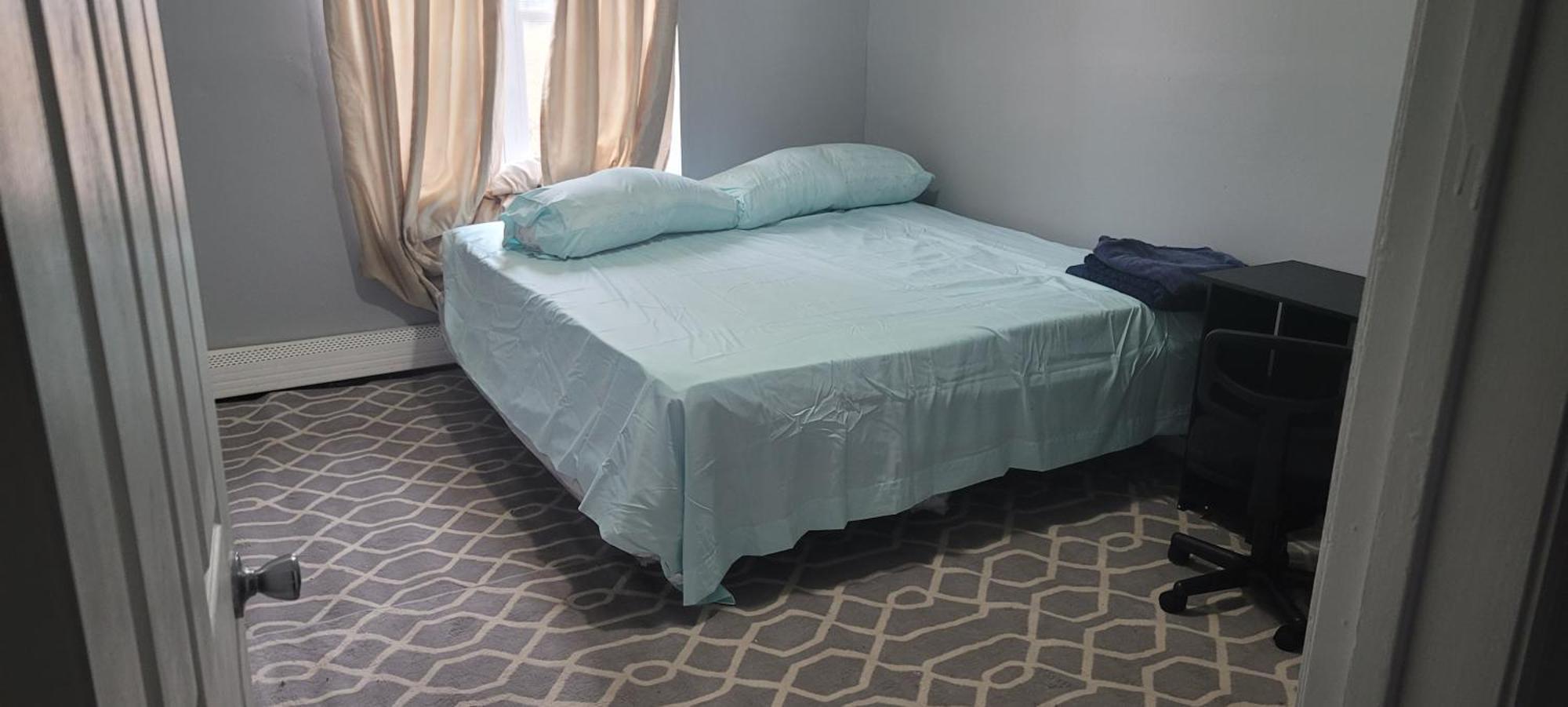 Privatunterkunft In A House With King Size Bed In A Landlord Hosted Three Bedroom New York