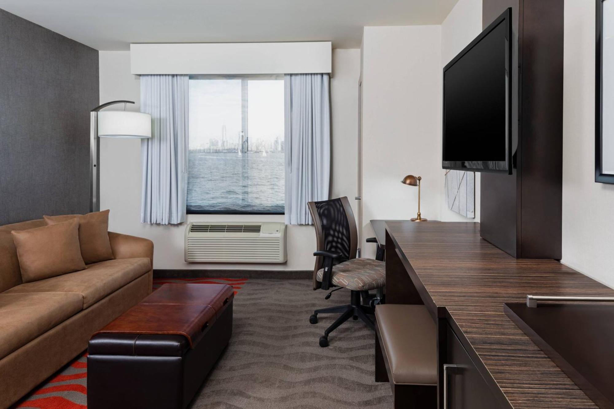 Fairfield & By Marriott Staten Island Hotel 3*