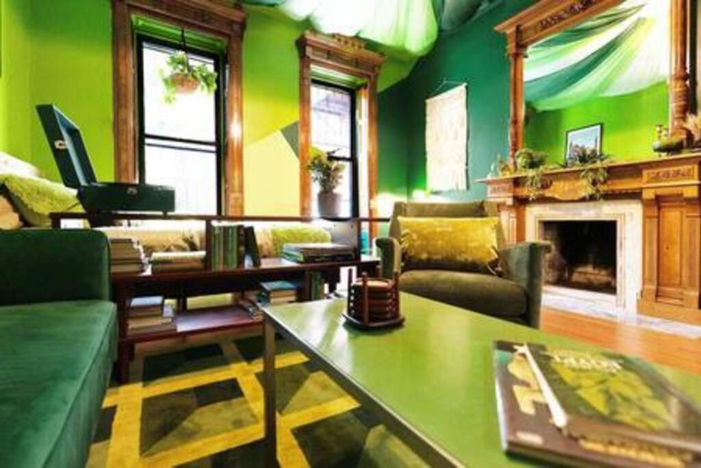 The Room: 70s Groove Themed Apartamento