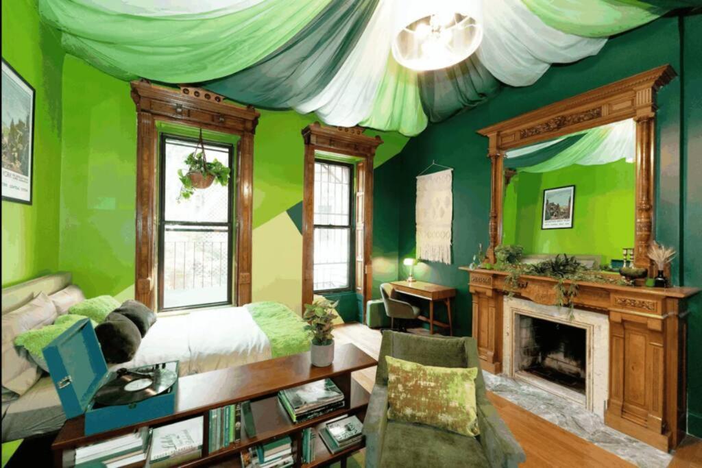 Apartamento The Room: 70s Groove Themed